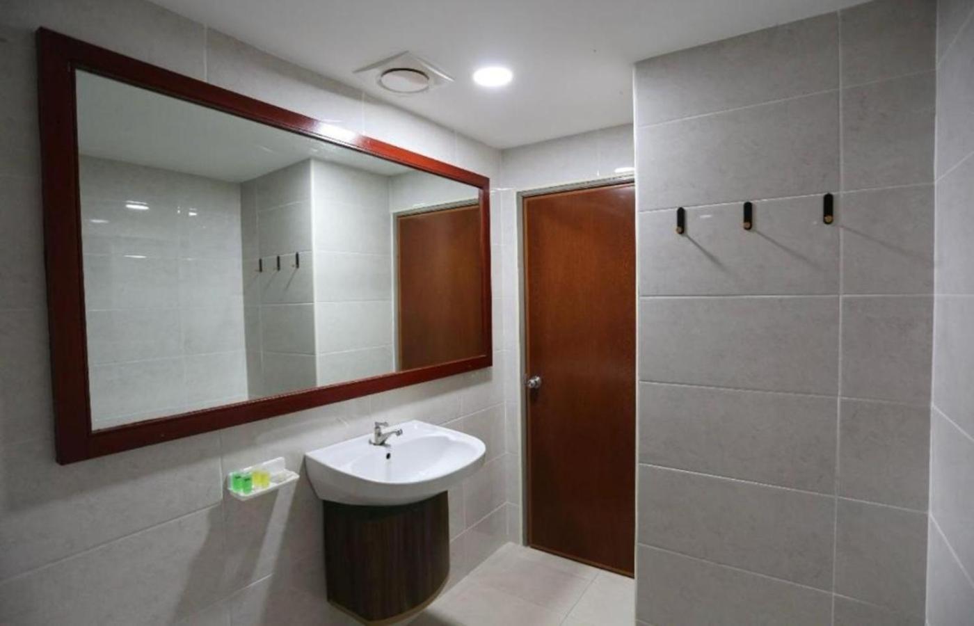 Hotel La Isra At Bukit Bintang Куала-Лумпур Экстерьер фото